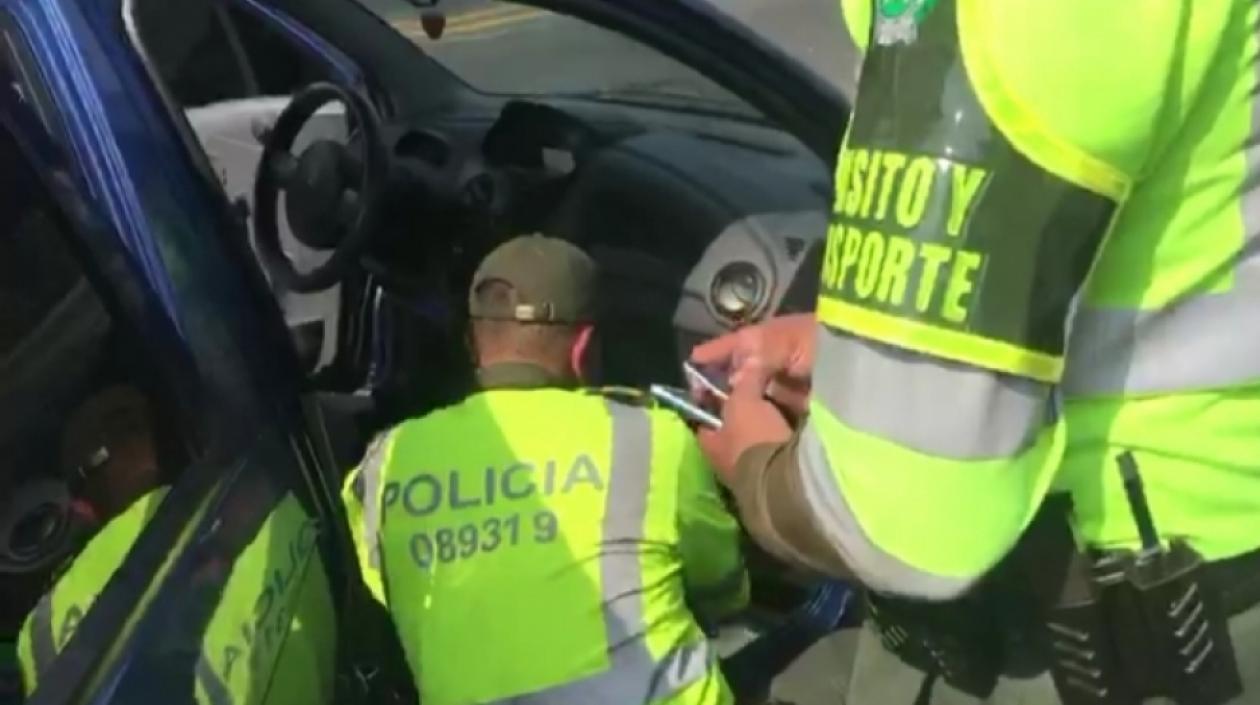 Policías de la Metropolitana de Santa Marta revisan el vehículo