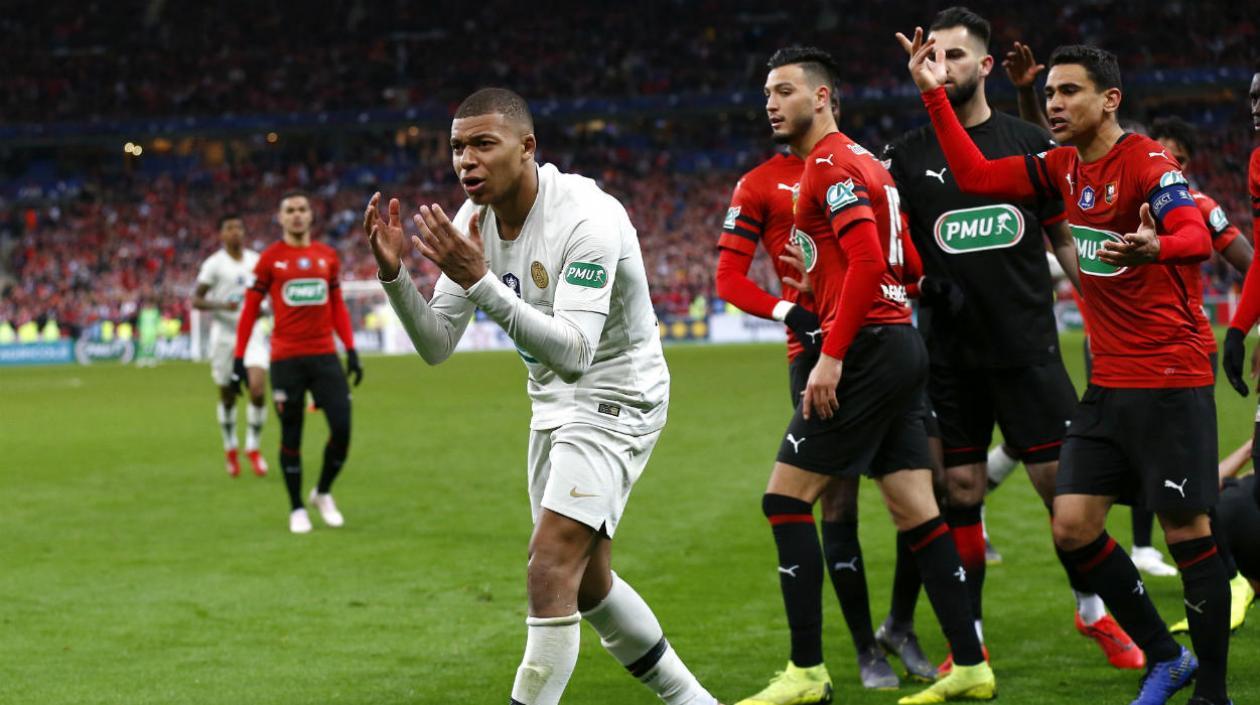 Mbappe tras recibir la tarjeta roja. 