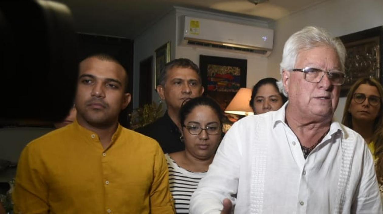 Joao Herrera en rueda de prensa en su casa.