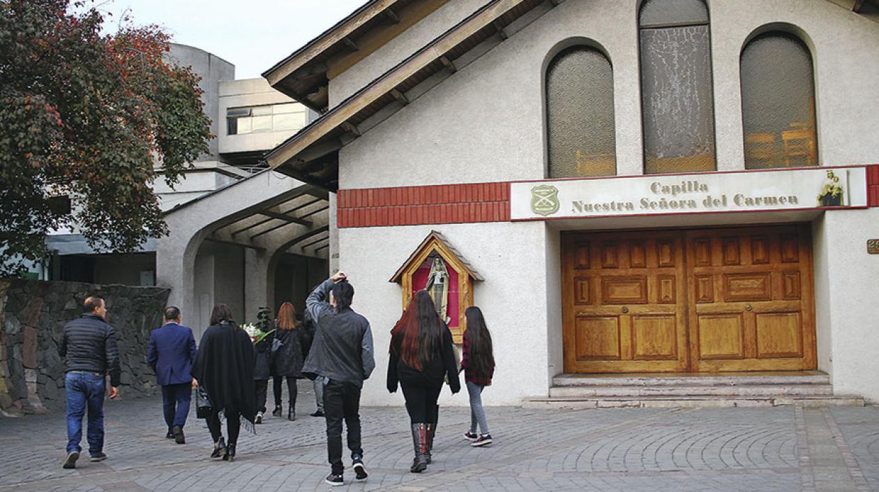 El sepelio contó con honores militares, en homenaje a su trayectoria en la institución policial.