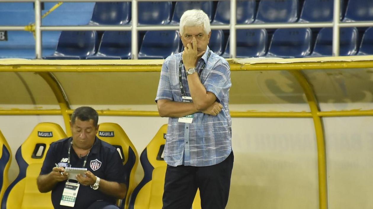 El Técnico Julio Comesaña, con su "camisa agorera".