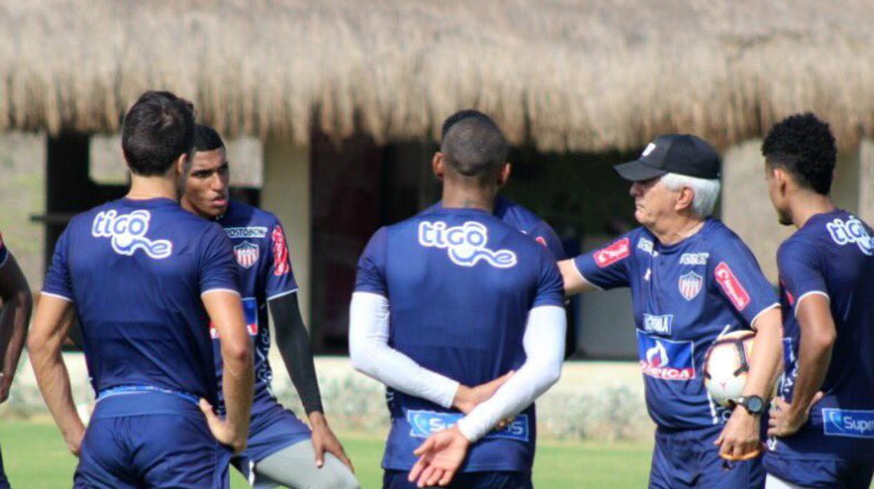 Julio Comesaña reunido con sus jugadores. 