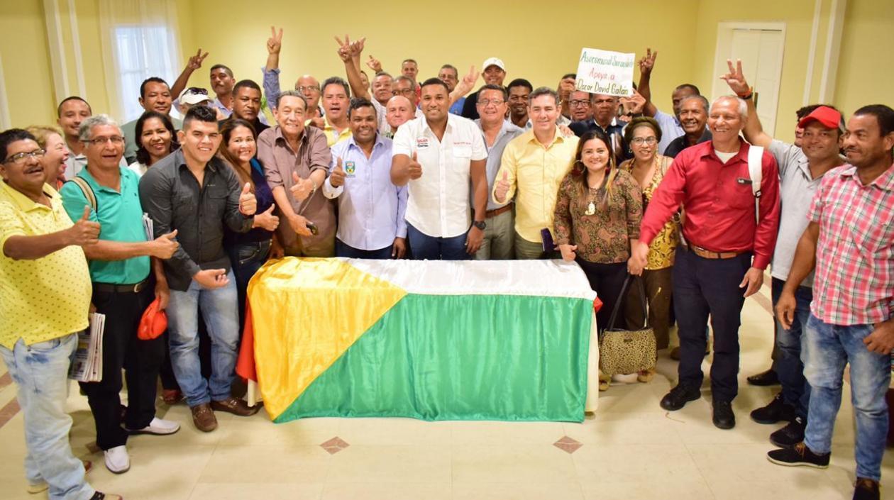 Oscar David Galán y los representantes de las organizaciones comunales.