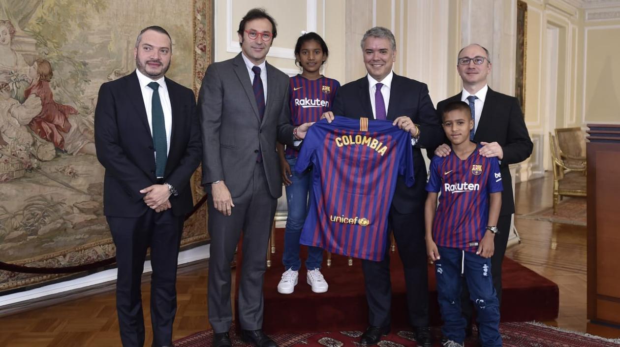Representantes de la Fundación Barcelona y el Presidente Iván Duque.