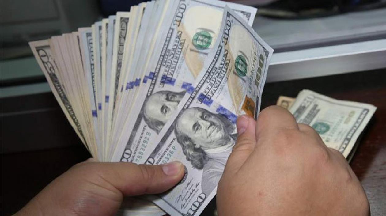 Desde febrero de 2016 no se cotizaba a ese precio al divisa estadounidense.