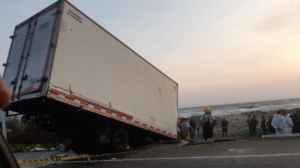 Lugar del accidente entre dos camiones.