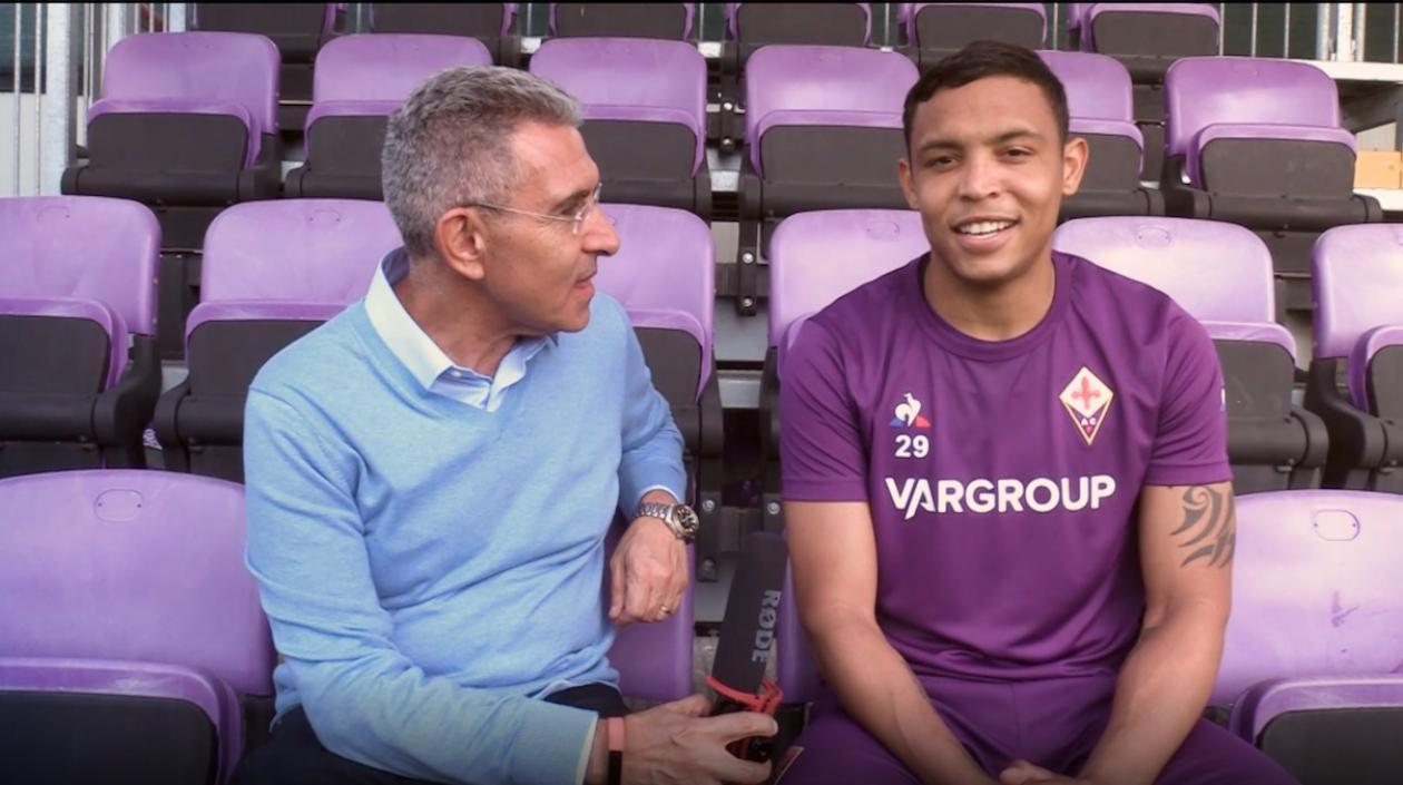El periodista Jorge Cura entrevistando a Luis Fernando Muriel.