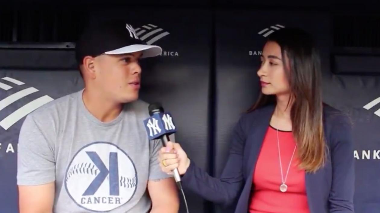 Giovanni Urshela habla en entrevista para su equipo. 