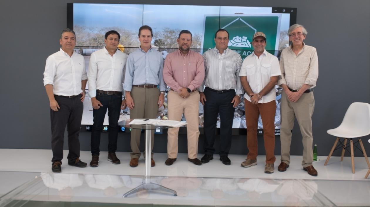 Representantes de la CRA, Alameda del Río y el Alcalde Alejandro Char.