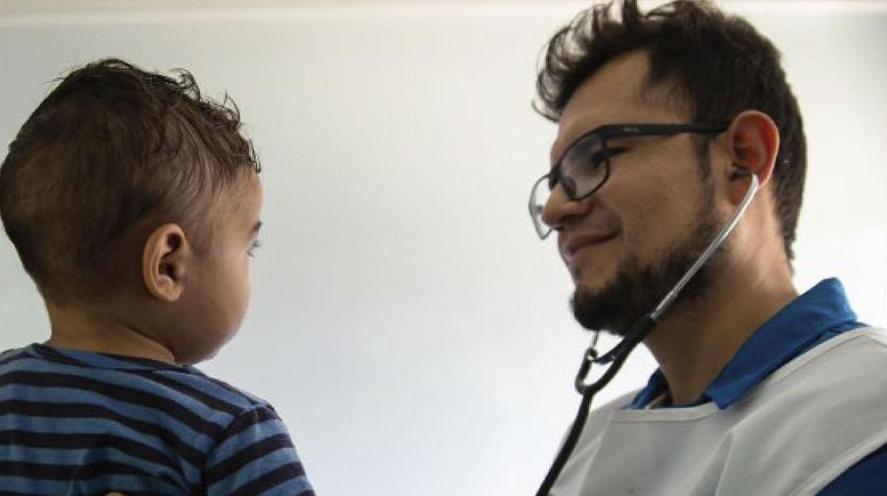 Médico de la Cruz Roja atiende a un niño.