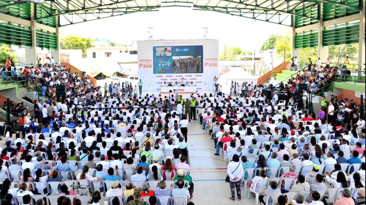 El Presidente Iván Duque con las madres reunidas en Mocoa, Putumayo.
