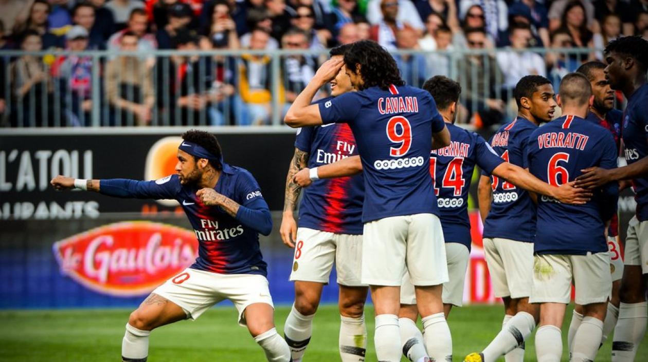 Neymar celebra con sus compañeros. 