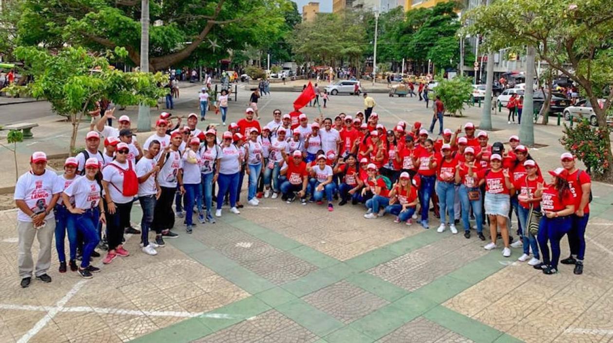 Pedro Lemus con seguidores en la toma del Paseo Bolívar.