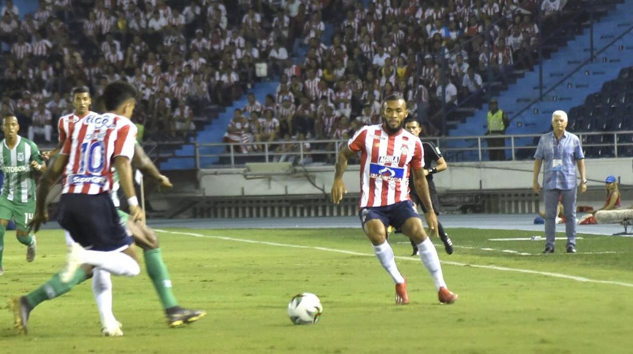 Freddy Hinestroza y Luis Díaz en jugada ofensiva al inicio del partido.