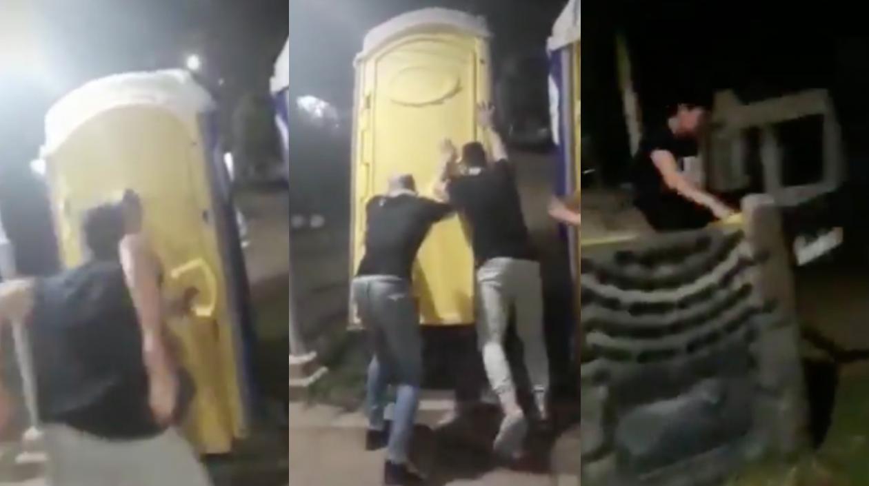 Momentos del ataque contra el baño público.