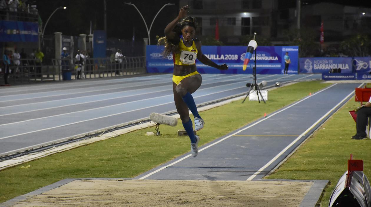 Caterine Ibargüen en el estadio de Atletismo Rafael Cotes.
