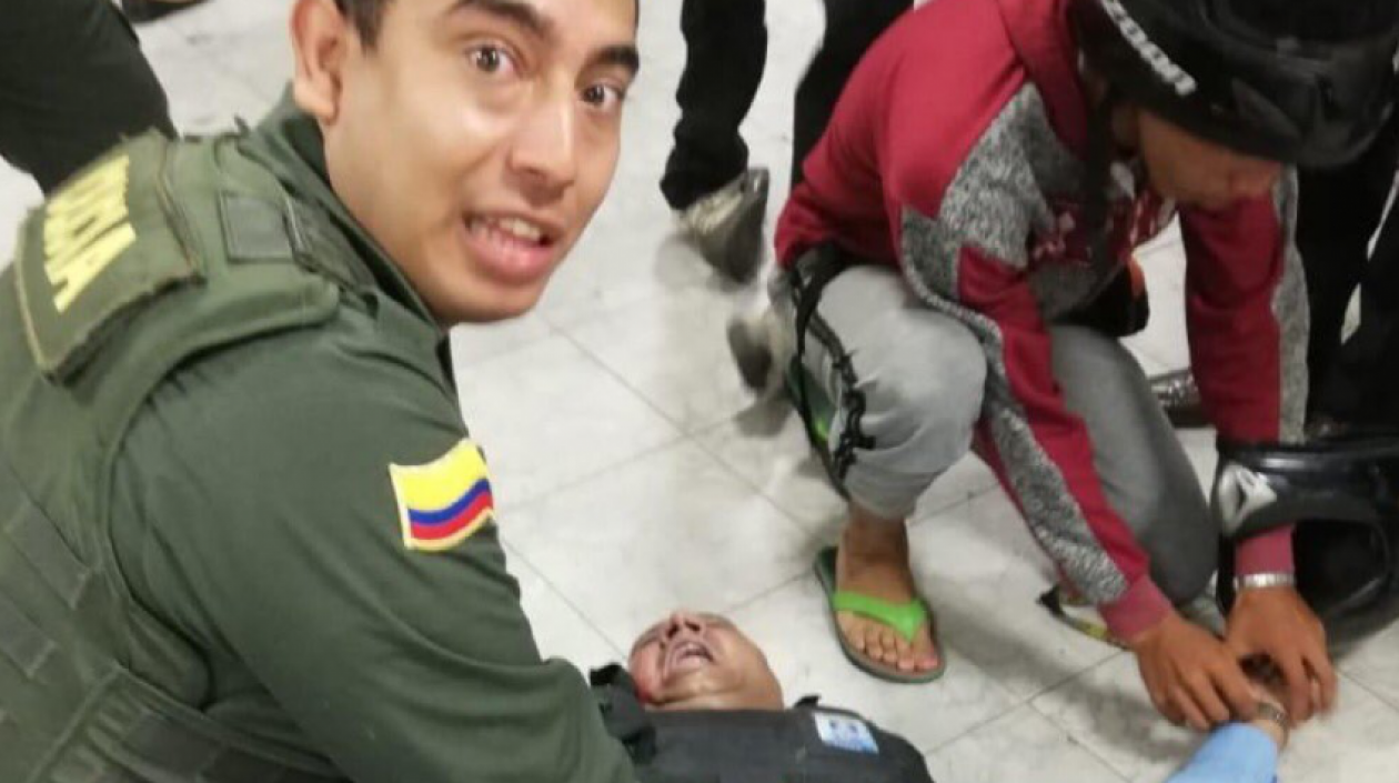 Foto viral de Policía socorriendo a un herido.