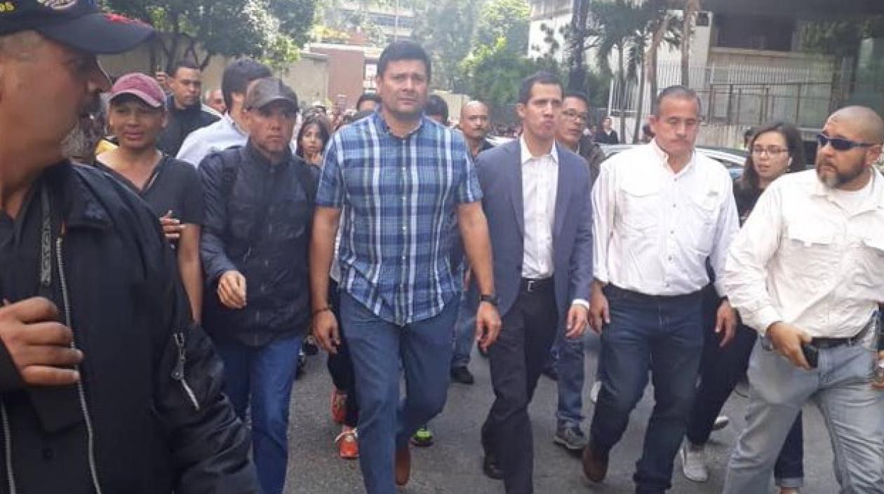 Freddy Superlano, a la derecha de Juan Guaidó.