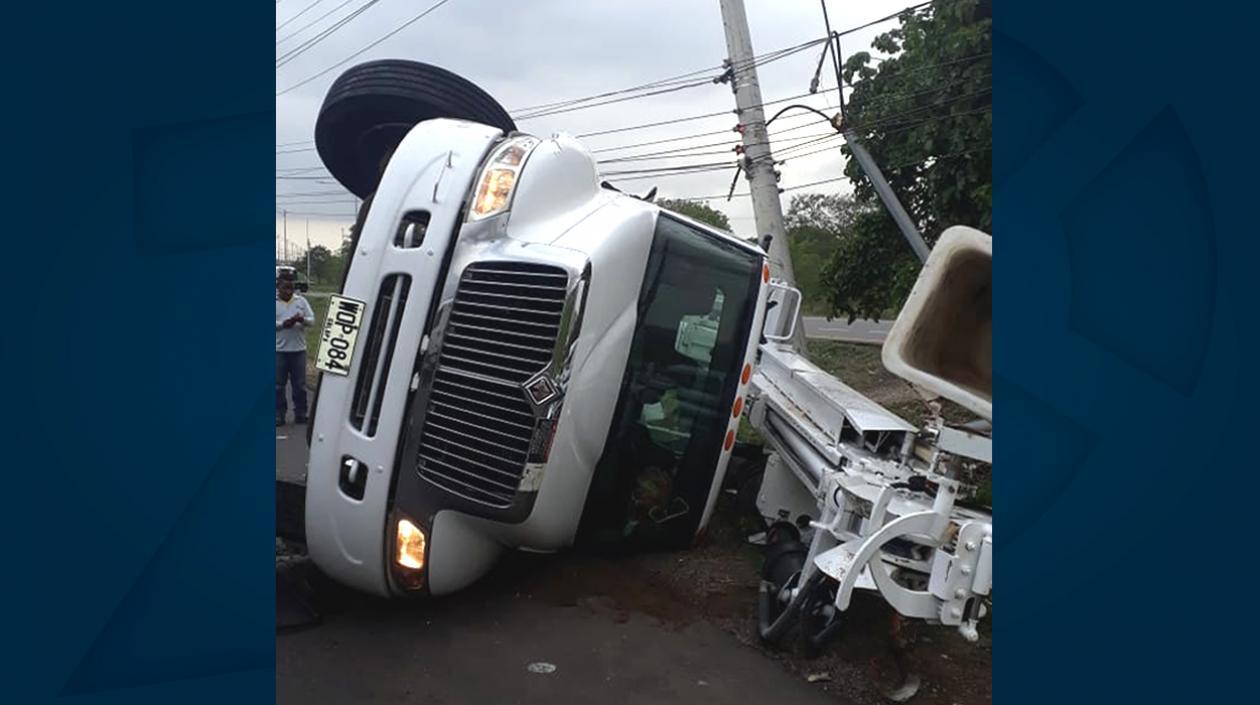 Así quedó el camión volcado.