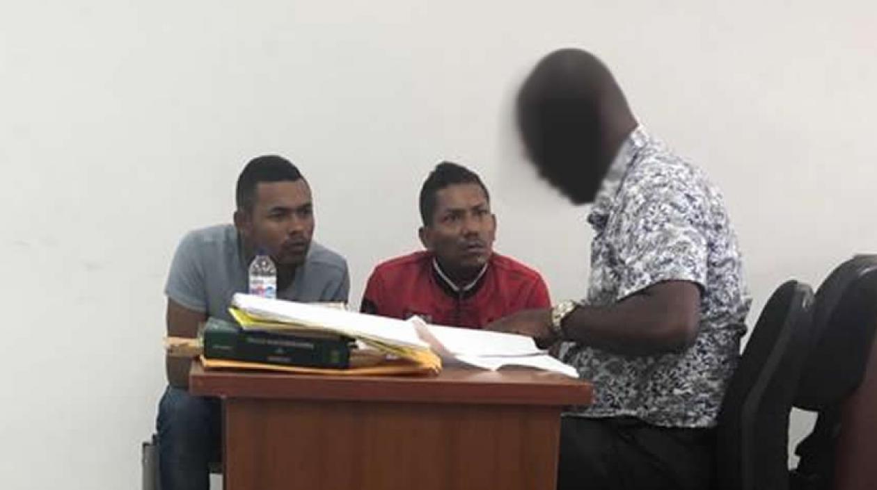 Los dos capturados en la sala de audiencia.