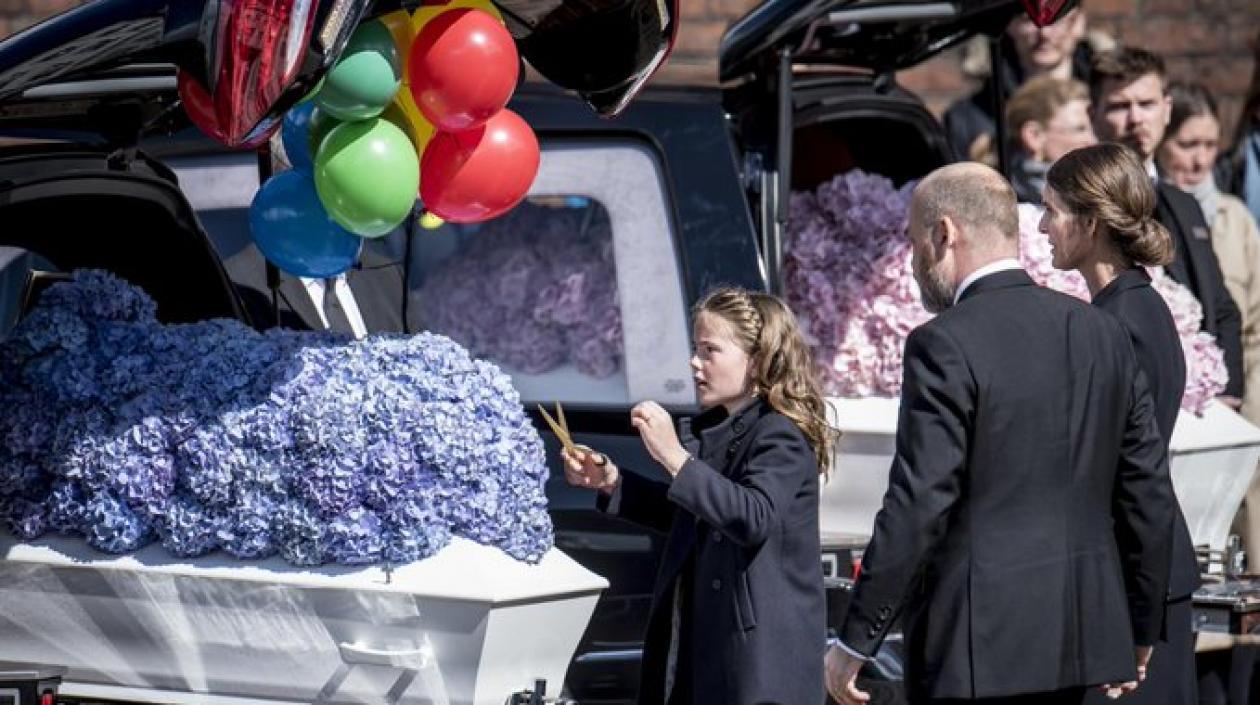 La hija menor de la pareja sobrevivió. En la foto, la familia el día del sepelio.