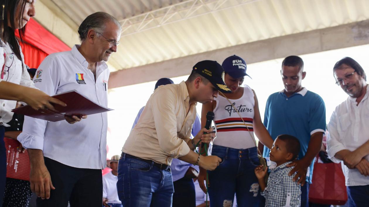 El Gobernador y el Ministro de Vivienda en la entrega de casas gratis en Ponedera.
