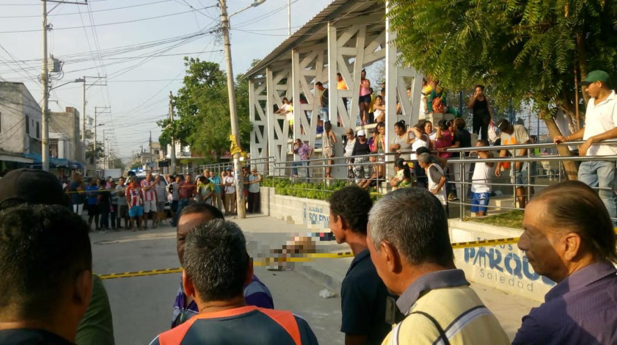 Decenas de curiosos se acercaron al lugar para tratar de identificar a la víctima.