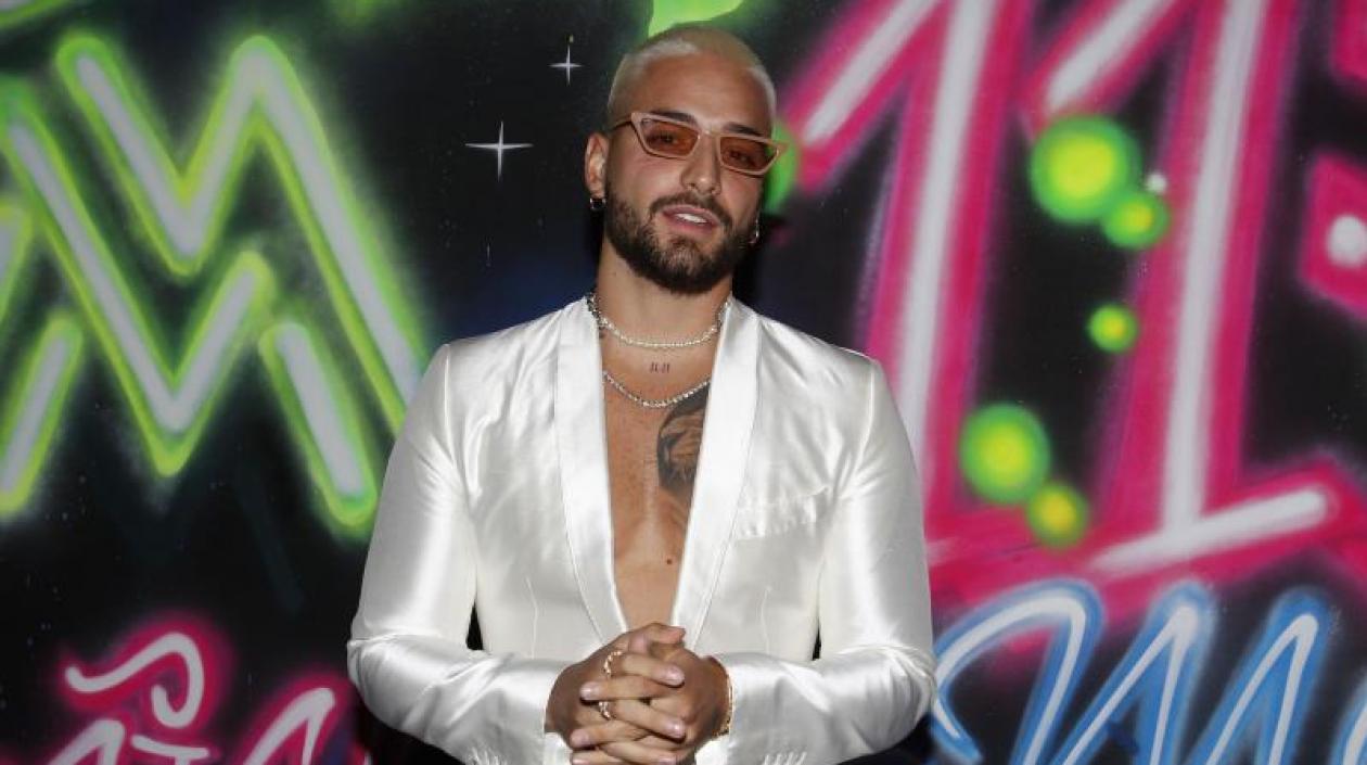 El cantante colombiano Maluma posa durante la alfombra neón de la fiesta de lanzamiento de su nuevo trabajo discográfico "11:11" este jueves, en Medellín.