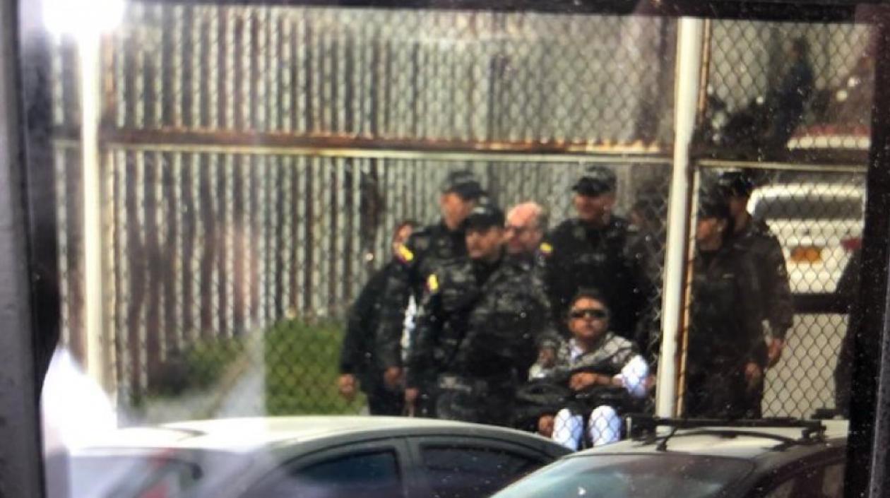 Jesús Santrich a la salida de la cárcel, antes de su recaptura.