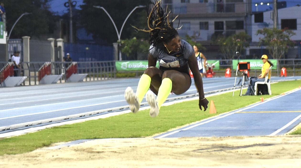 Caterine Ibargüen en el primer salto de la noche.