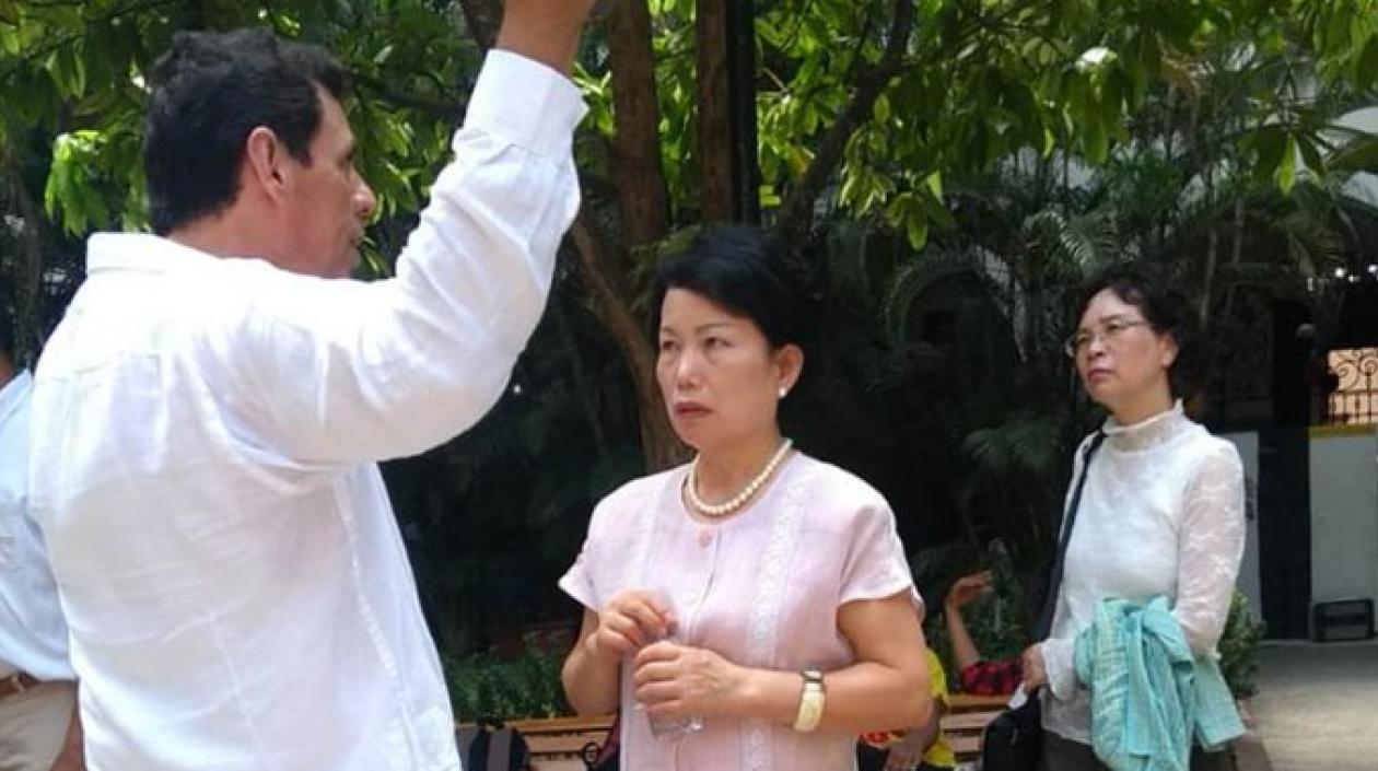 La esposa del diplomático de Corea del Sur visiblemente molesta con lo ocurrido.