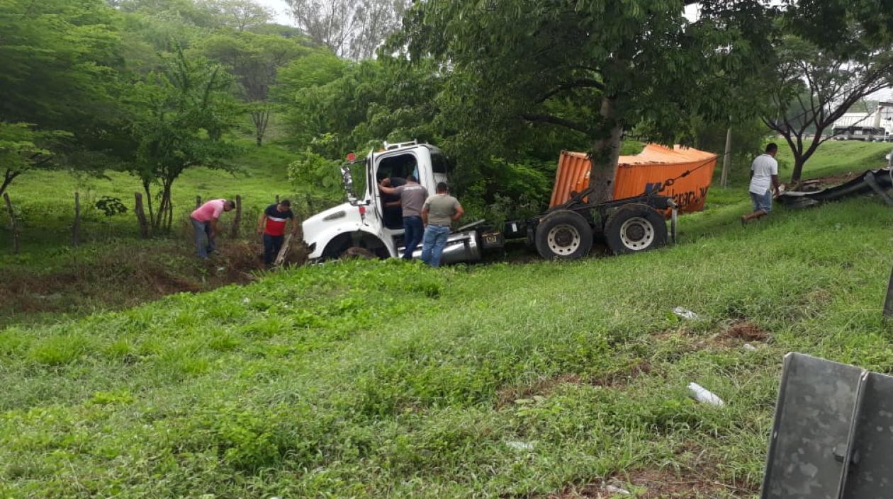 Tractocamión se salió de la vía en Sabanalarga.