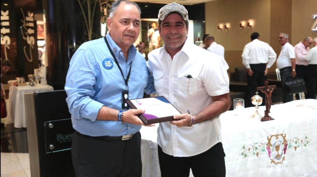 El Alcalde Alejandro char recibiendo el reconocimiento.