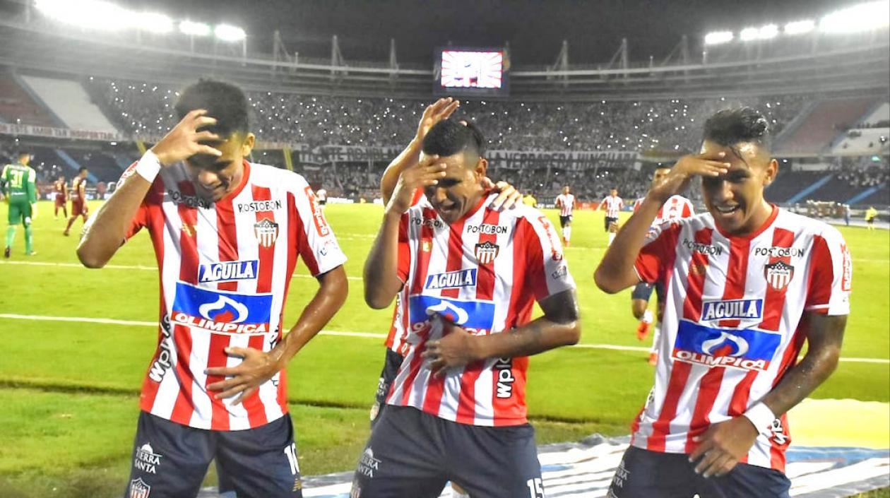 Luis Narváez celebrando el gol con Luis Díaz y James Sánchez.
