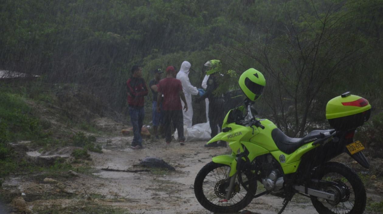 Policías en la diligencia de levantamiento del cadáver de la niña María José.
