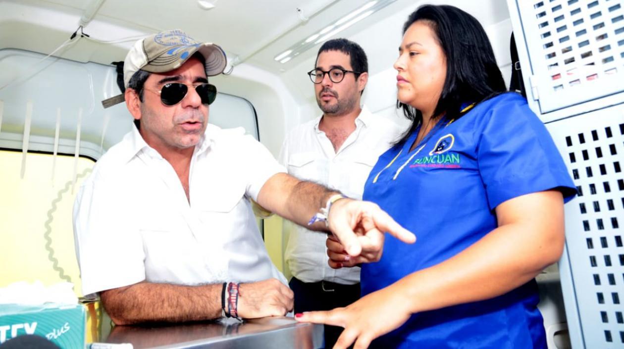 El Alcalde Alejandro Char, Clemente Fajardo y una veterinaria de las patrullas.