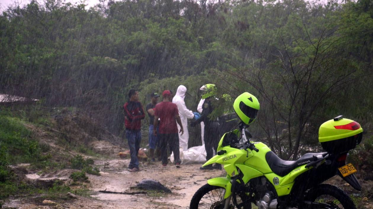 Las autoridades durante el levantamiento del cuerpo de la pequeña María José.