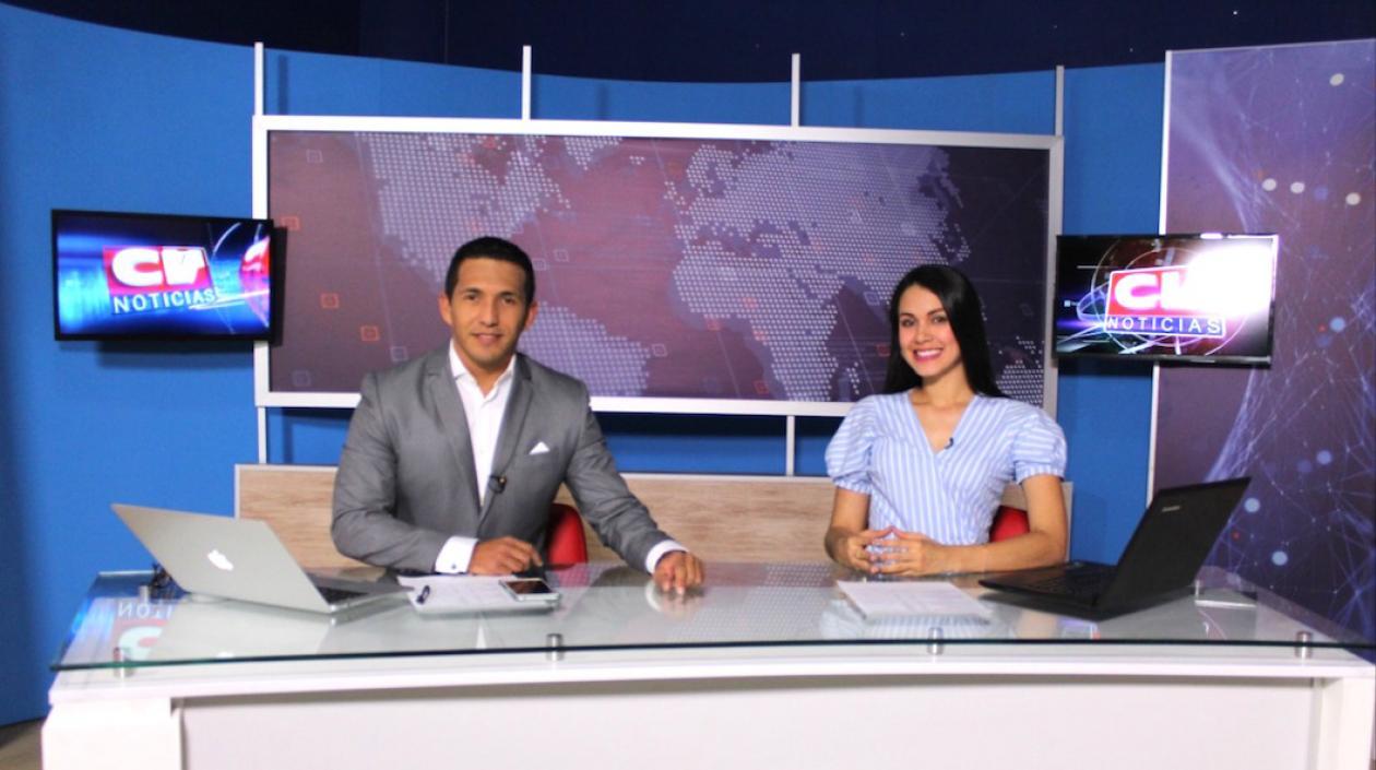 Los presentadores de noticias generales Said Gómez y Shirley Campillo en el nuevo set.