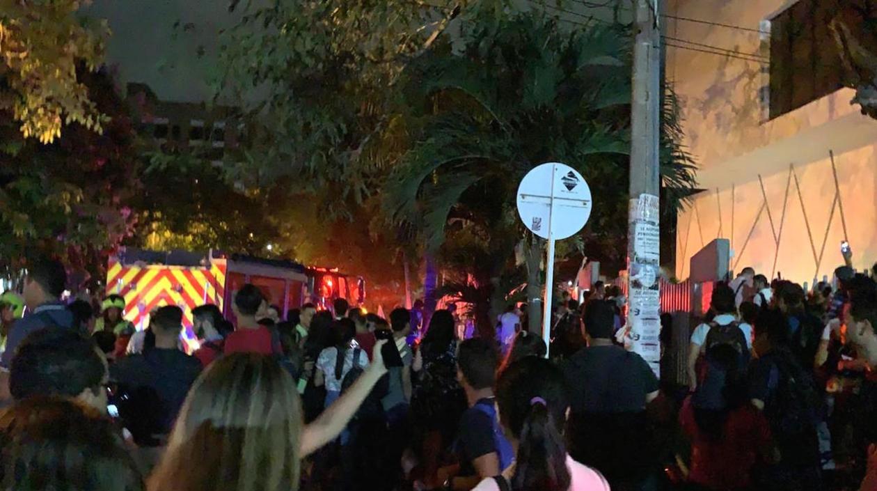 Tras la emergencia los estudiantes y profesores fueron evacuados del inmueble.