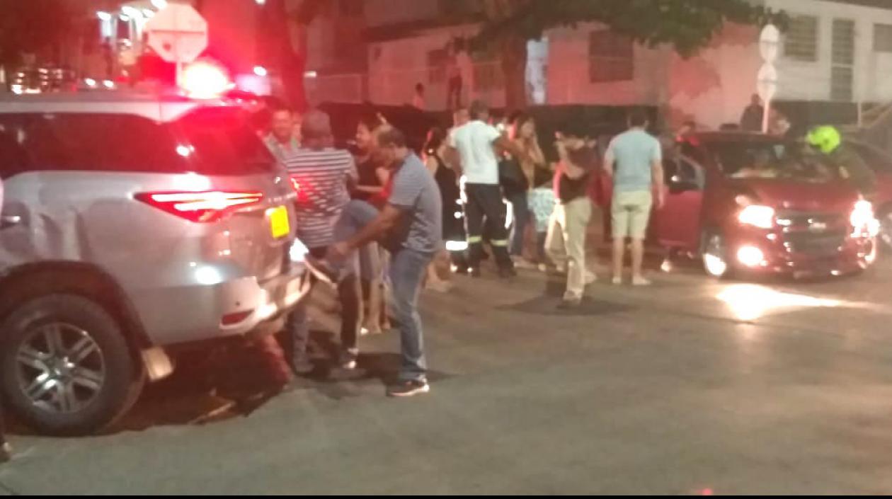 Los vehículos involucrados: El Sprnt rojo y la camioneta luego de ser reposicionada.