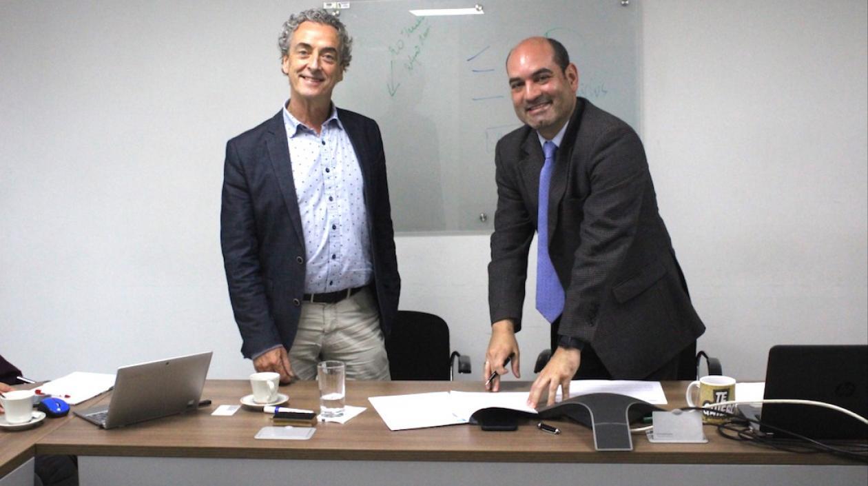 El Director de Cormagdalena y el representante holandés durante la firma del convenio.