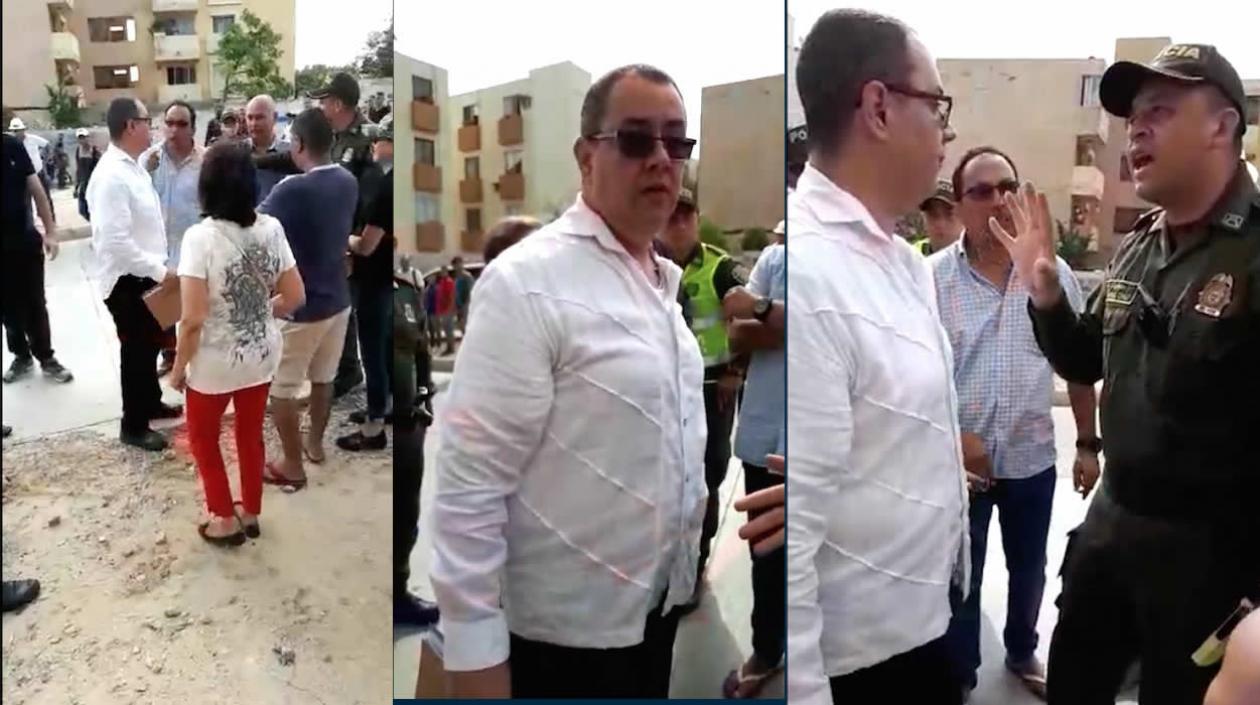 Un oficial de la Policía requiriendo al abogado de la empresa para atender a los propietarios.