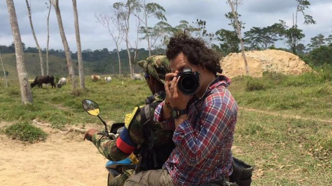 La persona que aparece en una foto identificada como el corresponsal estadounidense en una moto en realidad es el reportero gráfico Federico Ríos.