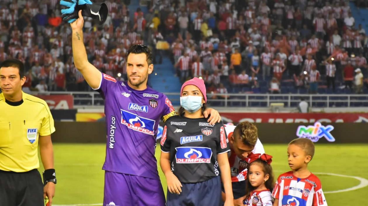 El arquero y capitán del Junior Sebastián Viera con Lyu Antequera, antes del inicio del partido.