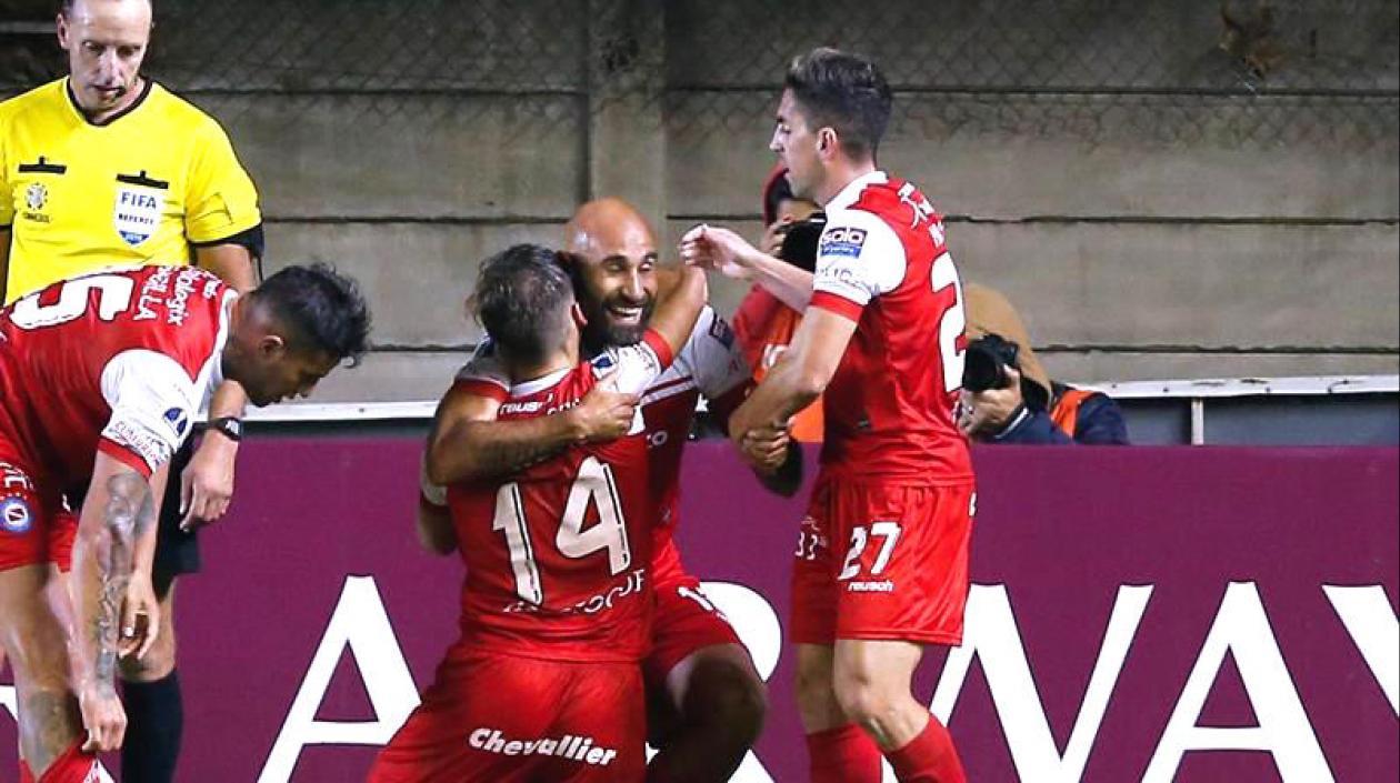 Jugadores del Argentino Juniors celebrando el gol del triunfo de Carlos Quintana.