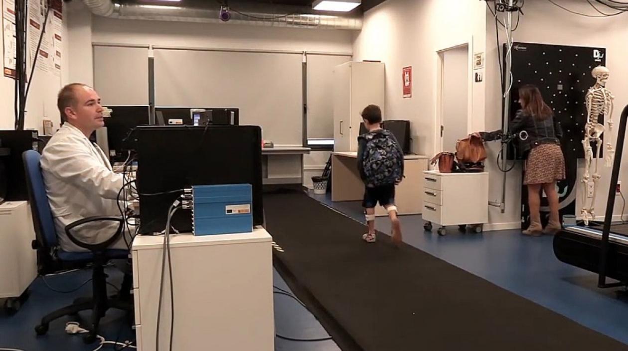 Los científicos realizan pruebas a los escolares con carrito y mochila.