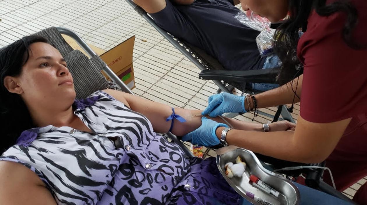 Usuarios de Transmetro en campaña de donación de sangre. Este texto se usará en los lectores de pantalla, los motores
