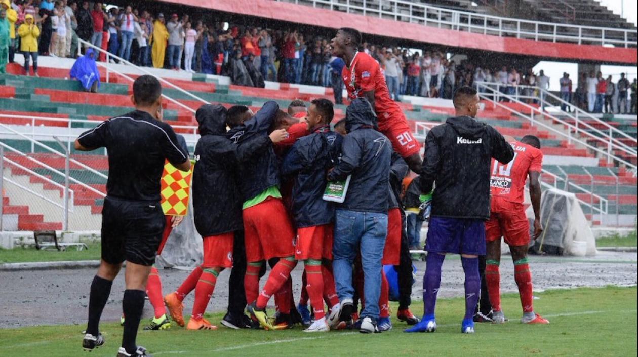 Jugadores del Cortuluá celebrando en su estadio.