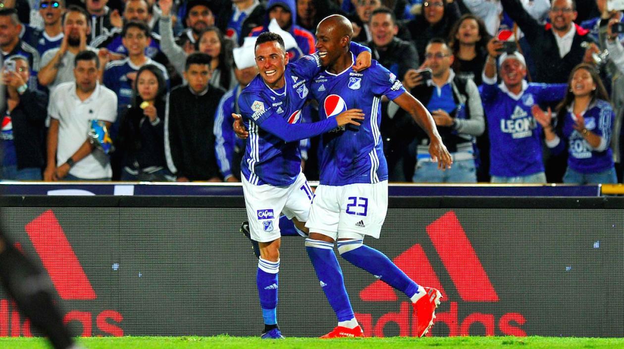 Santiago Montoya celebrando el gol con Felipe Banguero.