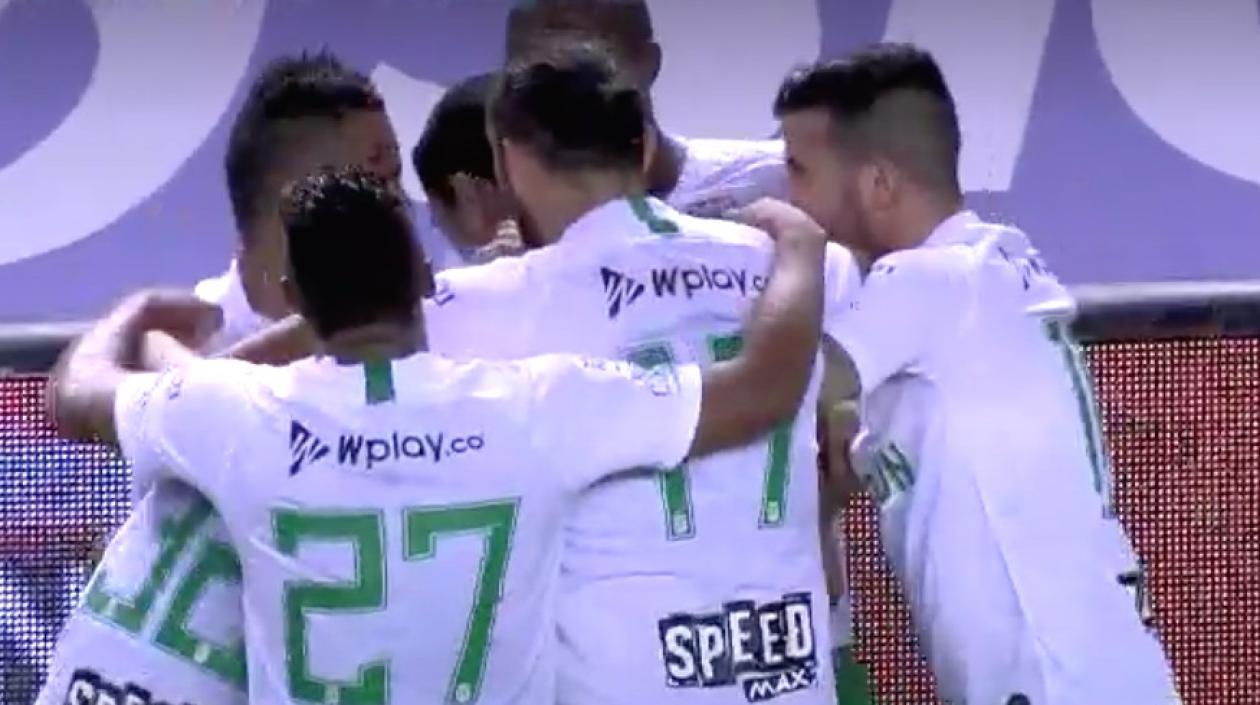 Jugadores del Nacional celebrando el golazo de Daniel Bocanegra.